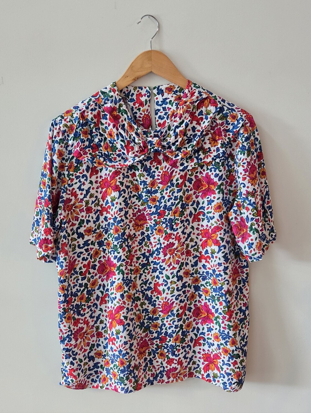 Vintage Evan Picone Floral Blouse Size 10 Rayon Pleated Bow Neck 80s 90s